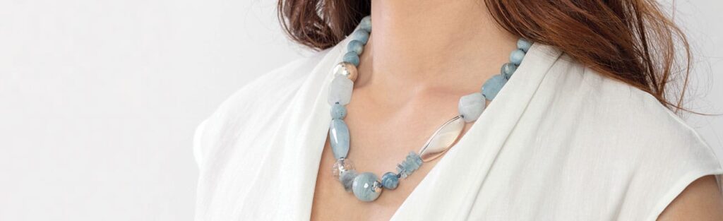 regalar un collar a una mujer