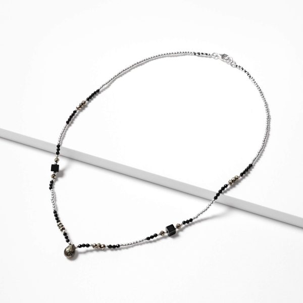 Onyx and muscovite short necklace marybola