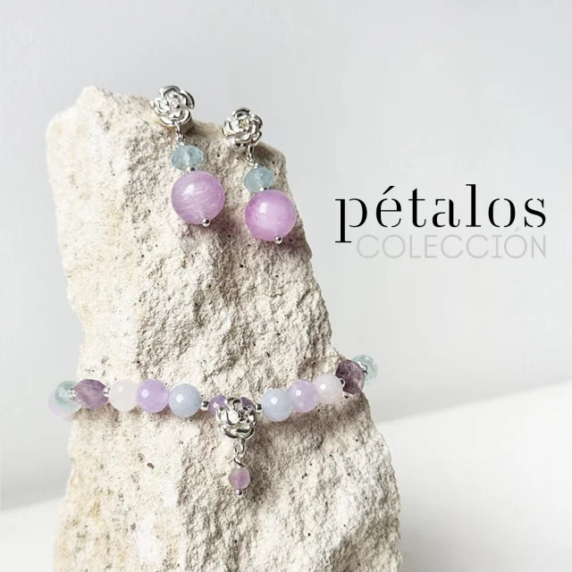 #Pétalos es una colección que habla de la fragilidad y la resiliencia, dos conceptos que aparentemente pueden parecer contradictorios, el más claro ejemplo son las madres.•  Esta colección está dedicada a ellas, las que, como pétalos de una flor, florecen, vivas y brillantes. Pétalos que caen con la esperanza de volver a florecer en una nueva flor. De eso se trata, del renacer en cada primavera.•Si quieres saber toda la historia de #pétalos , haz click en el enlace de la #bio o en nuestro apartado #colecciones de marybola.com •¿Vibras con la #energía de #pétalos? •#marybola #joyería #joyasdediseño #kunzita #aguamarina #cuarzorosa #amatistalavanda #piedrasnaturales #joyasmenorca #diadelamadre