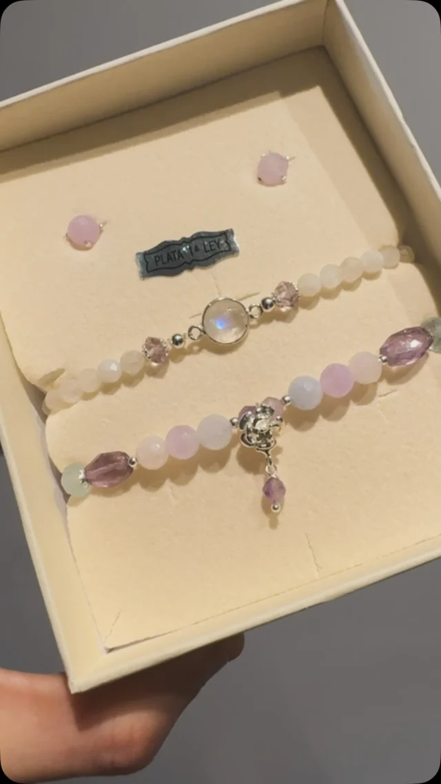 #pétalos se adapta a ti. ¿Qué te parece esta combinación de pulseras y pendiente? Es ideal para regalar para #dìadelamadre ¿no crees? •#marybola #menorca #joyasartesanales #hechoamano #joyasdeplata #gemasnaturales #nuevacoleccion #cuarzorosa