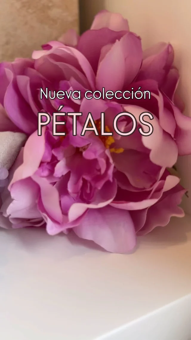 #Madre: eres primavera hecha piel, un susurro de pétalos al viento, el suspiro de paz en cada amanecer, la luz del faro que guía la tempestad, la oportunidad de la creación. Eres ese renacer constante que convierte cada día en un nuevo comienzo. •Llevas en el alma la serenidad de la #aguamarina, esa calma infinita que regala paciencia, diluye miedos, abraza y sana. •En tu amor habita la ternura de la #kunzita, dulce y profunda; rescate emocional cuando ya no puedes más, capaz de sostener hasta lo más frágil sin quebrarlo. •Y en tu esencia brilla la #amatista, guardiana de la intuición, luz violeta que transforma el caos en armonía. •Eres agua y fuego, raíz y vuelo, refugio y horizonte. •Madre, mujer, primavera eterna,  flor que florece. •Eres el milagro de la vida.•#marybola #menorca #joyasartesanales #hechoamano #joyasdeplata #gemasnaturales #nuevacoleccion #diademadres disponibe en marybola.com