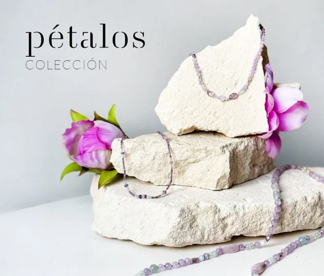 #pétalos está dedicada a las #madres Estos collares son ideales para regalarle en su día. •Madre: Eres agua y fuego, raíz y vuelo, refugio y horizonte. Madre, mujer, primavera eterna,  flor que florece. •#joyasúnicas #gargantilla #collar #kunzita #amatistalavanda #piedrasemipreciosas #joyasmenorca #joyeriaartesanal #menorca