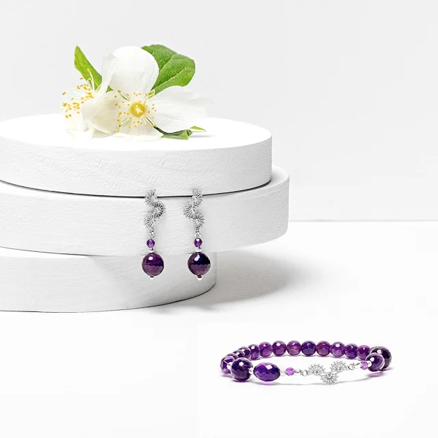 Como si de un pastelito se tratara, hoy os presento a #sirocco: amatista de un intenso morado y abanicos de plata con circonitas blancas. •El abanico siempre ha sido un elegante complemento femenino, pero también ha servido para comunicarse. En esta colección, hemos interpretado el lenguaje del abanico. Este juego de movimientos es el que seguimos en esta colección.•¿Qué te parece esta combinación? •#joyasdediseño #amatista #abanico #gemasnaturales #joyasartesanales #marybola #joyasmenorca