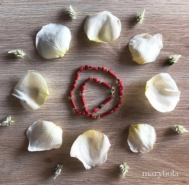 ¡Hoy es el último día del concurso! Última oportunidad para compartir tu joya #marybola con una flor. •Ha sido una semana fantástica, en la que hemos visto flores y joyas de todo color. Naturaleza rebosante de energía. •Una vez más: GRACIAS 🫶🏻•#petalosmarybola #marybola #menorca #joyasartesanales #gemasnaturales