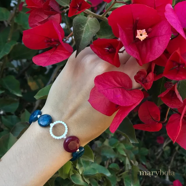 Flores que estallan en color, igual que esta pulsera de apatito azul y ágata.La primavera nos recuerda florecer con fuerza, con belleza y con intención.Cada piedra vibra con energía propia, como la naturaleza cuando despierta.Primavera en tu piel. Energía en tu alma.#Marybola #PulserasConAlma #ApatitoAzul #Ágata #JoyasArtesanales #EstiloPrimaveral #menorca2025