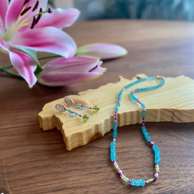 ¿Sabías que todas nuestras joyas están diseñadas y fabricadas en Menorca? 💎Desde muy pequeña sentí una fascinación especial por el mundo mineral.Tras finalizar mis estudios fuera de la isla, supe que quería regresar para dar forma a un sueño: Marybola, un espacio donde los minerales son los verdaderos protagonistas.Cada colección nace aquí, en Menorca, inspirada por sus paisajes, su luz y su energía serena.Cada pieza refleja no solo la belleza de los minerales, sino también la esencia de este lugar que tanto amo.✨ ¿Cuál es esa joya que siempre elige acompañarte?Gracias P por captar en una imagen la verdadera esencia de #marybola #JoyasConHistoria#HechoEnMenorca#Marybola#MineralesNaturales#JoyeríaArtesanal#DiseñoLocal#BellezaNatural#EnergíaMineral#JoyasConAlma#InspiraciónMediterránea#PiedrasPreciosas#AmorPorLosMinerales#LuzyColor#JoyeríaSostenible#ModaConSignificado