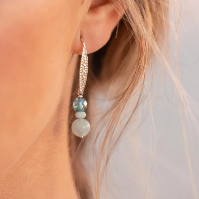 Luz que fluye, calma que vibra.Estos pendientes combinan la dulzura del larimar, la serenidad de la aguamarina y la alquimia del cuarzo aqua aura.Una sinergia de minerales que invita a soltar, fluir y reconectar con tu esencia más profunda.Diseñados para quienes sienten que el alma también merece brillar.Hechos a mano con intención, en Marybola.#joyasconalma #auraaqua #larimar #aguamarina #pendientesconminerales #joyeríaartesanal #energíacristalina #hechoamano #conexióninterior #marybola