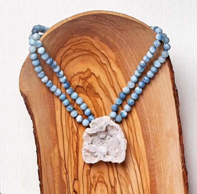 Una joya que nace de la Tierra y vibra con el alma.Este collar une la calma de la aguamarina con la energía vibrante del geodino. Una combinación pensada para equilibrar, acompañar y reconectar.📿 Hecho a mano, con intención, en Marybola.#joyasconalma #aguamarina #geodino #cuarzo #marybola #mineralesnaturales #joyeríaartesanal #energíacristalina #hechoamano #conexióninterior