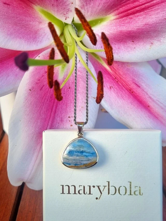 ✨Cada mineral guarda una historia… y éste  contiene un pedacito del mar y del cielo.Hecho a mano con minerales naturales, este colgante es una invitación a reconectar con tu esencia a través de la calma. 🌊 Belleza natural, energía auténtica.•Gracias C por esta fantástica instantánea 🫶🏻#joyasconalma #mineralesnaturales #marybola #onixcielo #joyeríaartesanal #minerales #energíanatural #gemasnaturales