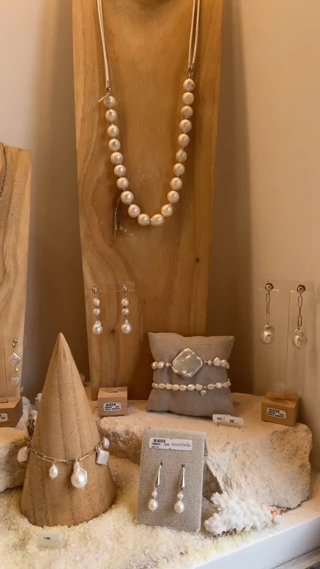 ✨ Perlas & corales: una combinación que evoca el mar, la elegancia y lo eterno.Piezas únicas, hechas con alma mediterránea.🌿 Nuestras nuevas joyas ya están aquí.¿Y nuestro aparador? ¡Nos tiene enamoradas!¿A ti también te gustan las perlas?#Marybola #JoyasConAlma #PerlasNaturales #Corales #EstiloMediterráneo #HechoAMano
